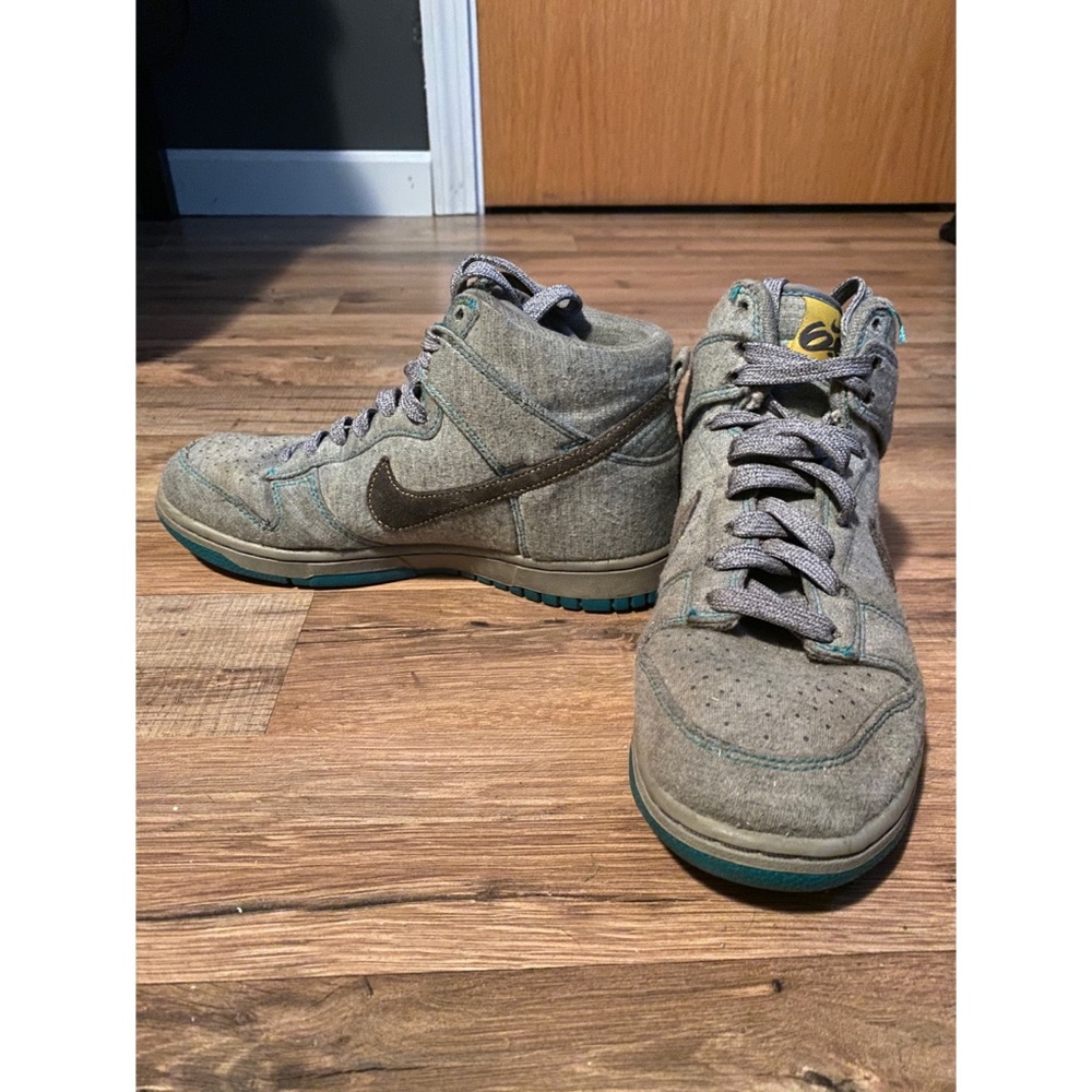 Nikes - Picture 2 of 2